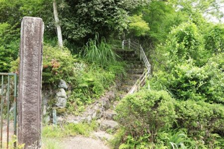 五條高校賀名生分校正門跡から丘へ上がるという写真