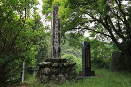 北畠親房のお墓のちかくの碑の写真