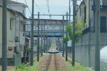貝塚駅に近づくと人家が密集している様に見える写真