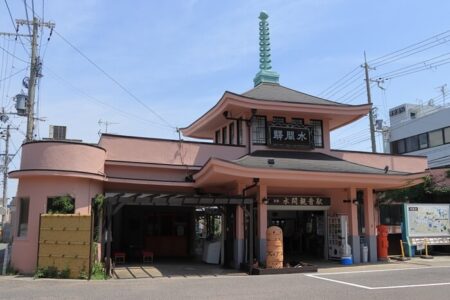 登録有形文化財に指定されている水間観音駅舎の写真
