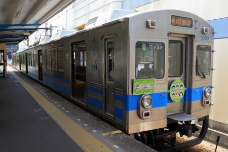 弘南鉄道デザインのコラボ車両の写真