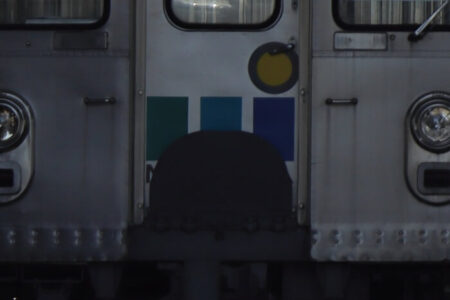 7000系にプリントされた水間鉄道のロゴの写真