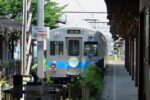 水間観音駅の改札から見える車両の写真