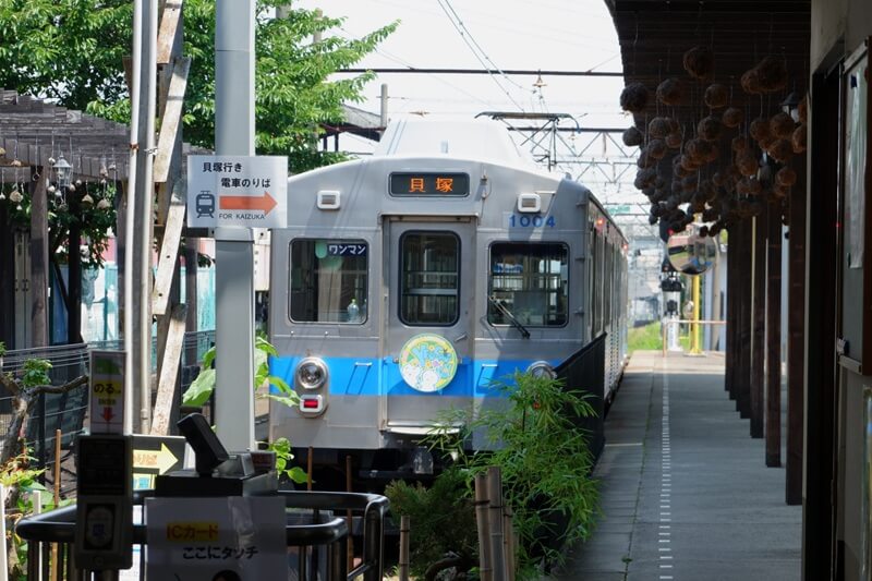 水間観音駅の改札から見える車両の写真