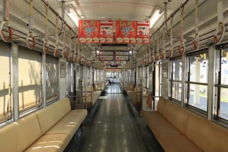 水間鉄道1000形車内の様子の写真