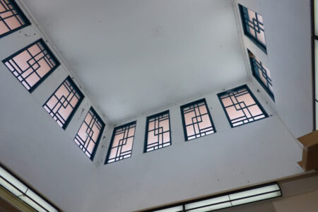 中へ入ってみると天井まで吹き抜けになっている写真