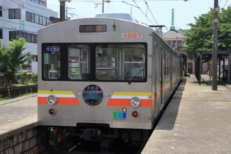 オレンジ帯の中間車両に運転席を取り付けた改造車の写真