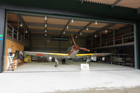 ジェラルミンでおおわれた美しい飛燕の機体の写真