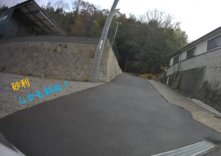 ドレミコレクションミュージアム下の砂利の駐車場の写真