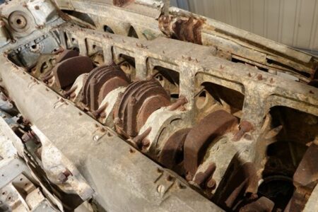 ハ40エンジンのクランクが上に来ている写真