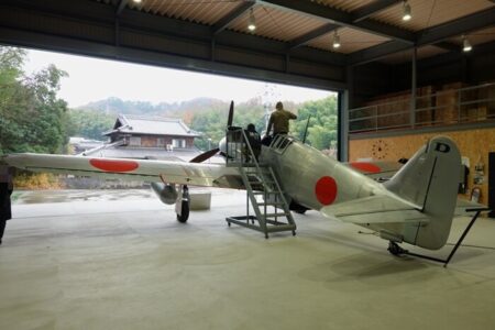 飛燕のコックピットに搭乗する人の写真