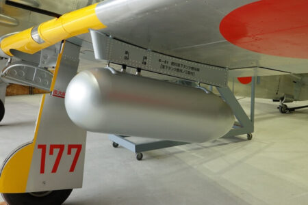 キレイな飛燕の燃料ダンクの写真