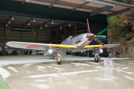 スマートで綺麗な飛燕機体の写真