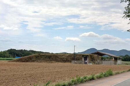 空から見たら小山に見えるようにカモフラージュされている写真
