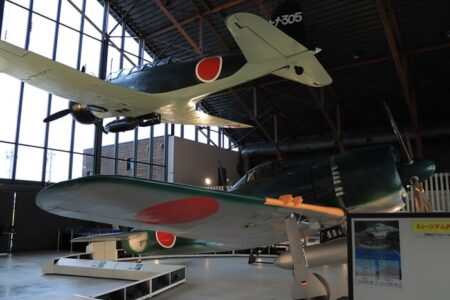 紫電改と九七式艦上攻撃機の写真