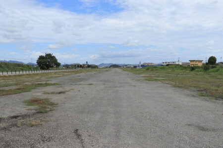 鶉野飛行場滑走路(sora加西)方面を見た写真