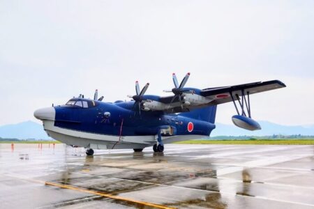 新明和工業製の自衛隊飛行艇の写真