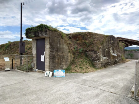 巨大防空壕の入口の写真