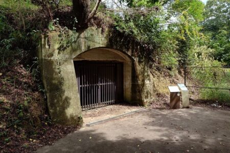 爆弾庫跡の写真