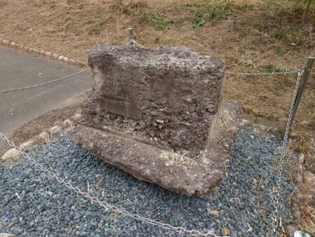 工事時に発見された門柱基礎の写真