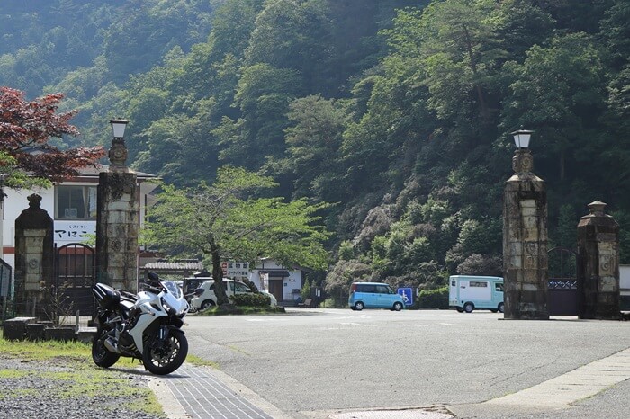 生野銀山門柱前でCBRの写真