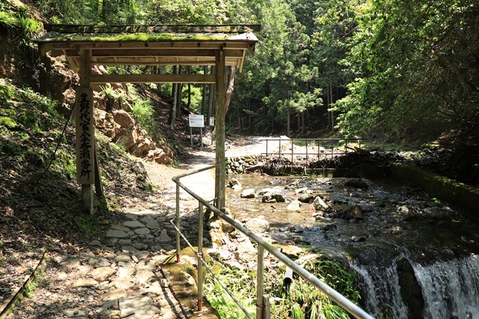 市川の上流沿いを歩きながらハイキングの写真