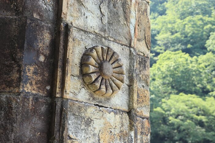 門柱の菊の御紋の写真