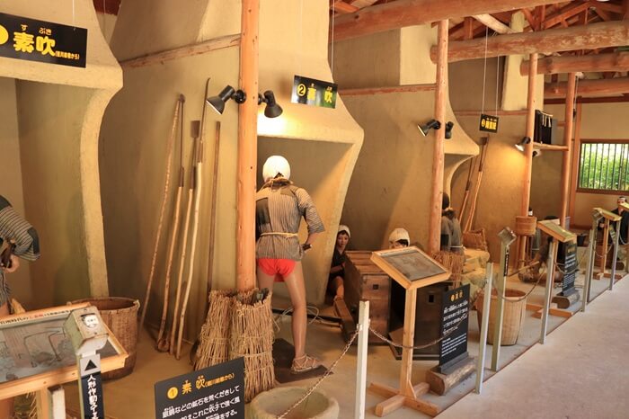 銀を精製する工程館内の写真