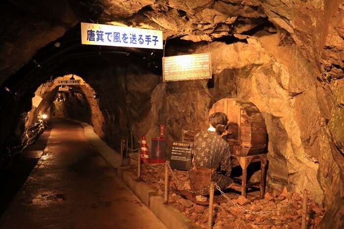 「唐箕」で風を送る写真
