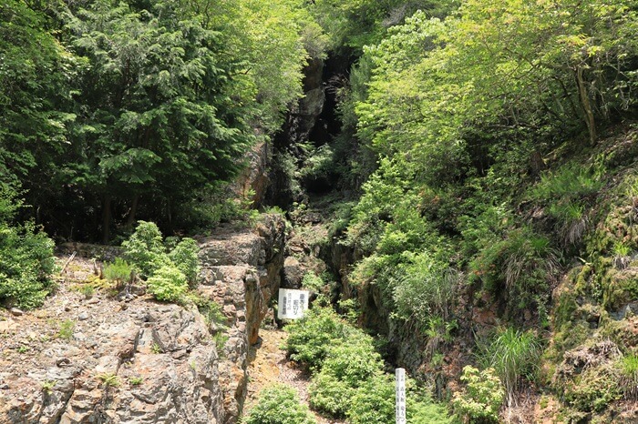 銀を掘り出した露天掘りの跡の写真